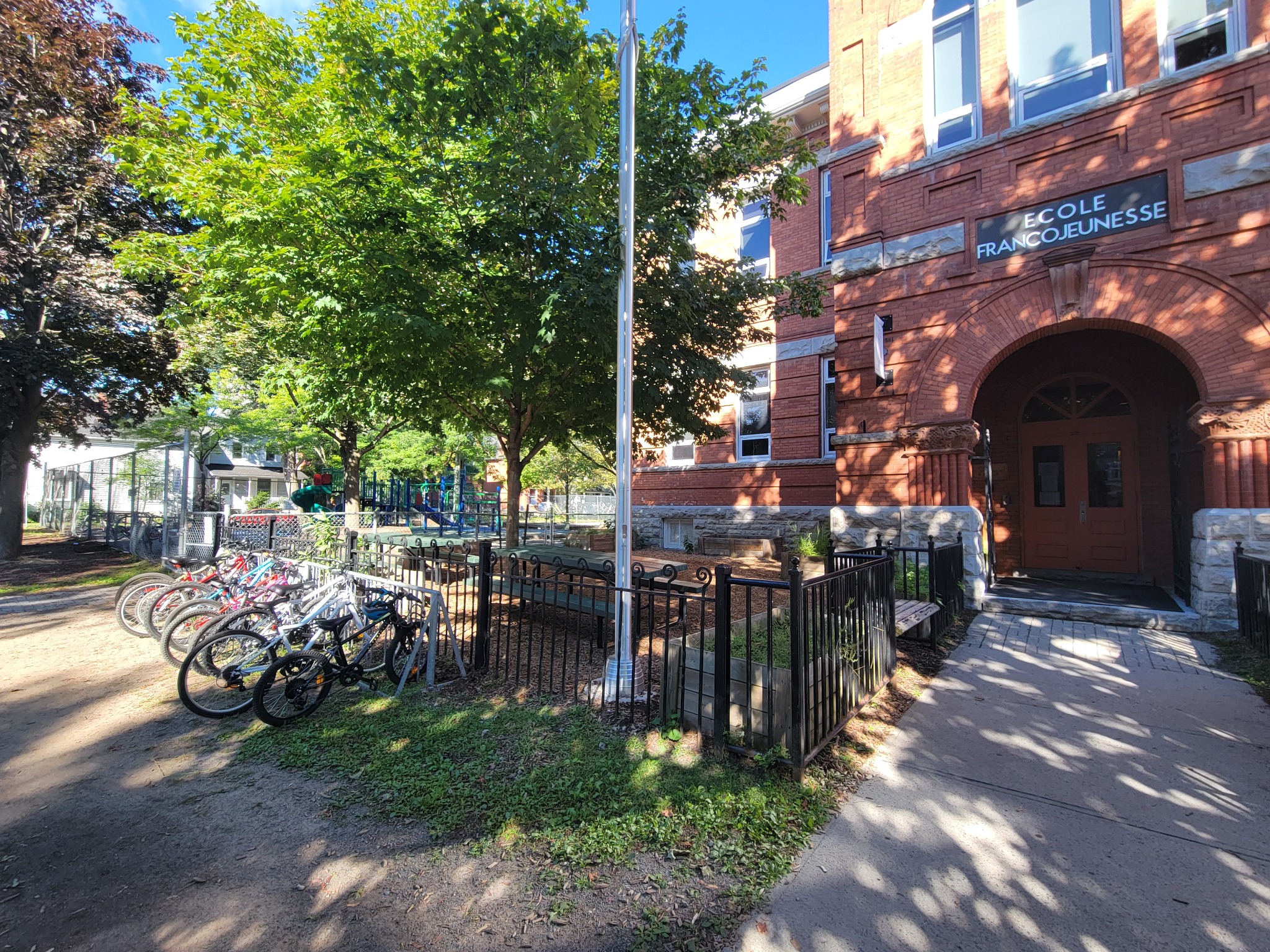 Entrée de l’école Francojeunesse