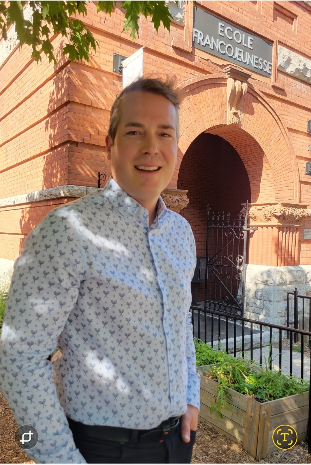 Mathieu Fleury devant son ancienne école, Francojeunesse
